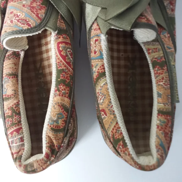 Preppy Paisley Slip-On Sneakers with Olive Bow Women's Size 7 - Picture 3 of 6